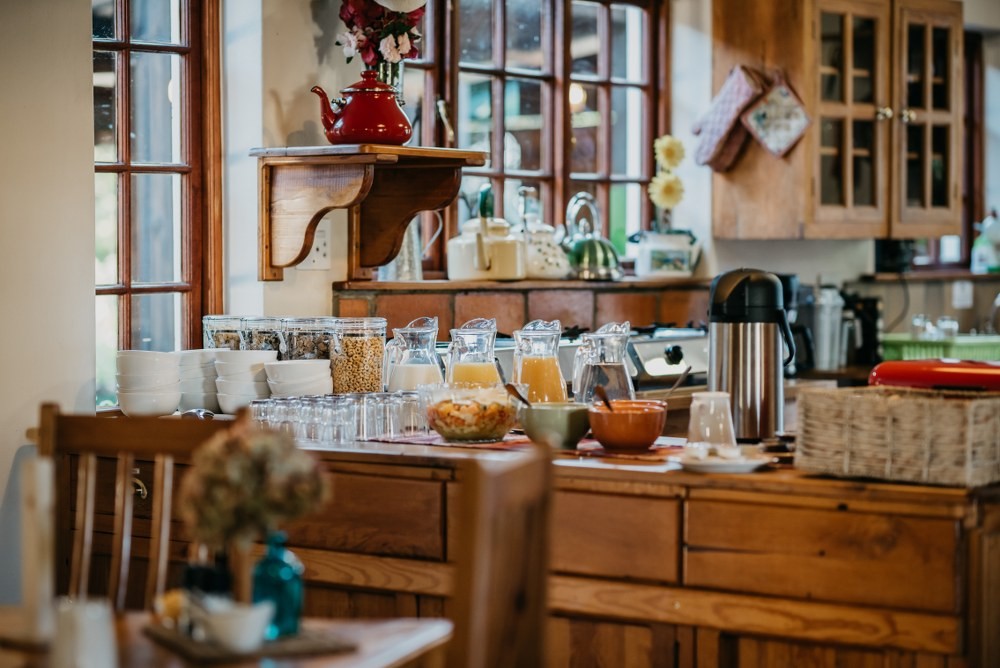 the_village_lodge_breakfast_layout_table_1000x668
