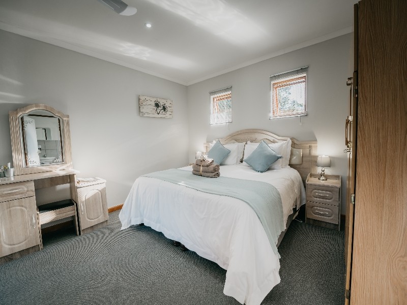 the_village_lodge_candlewood_room_angle_21