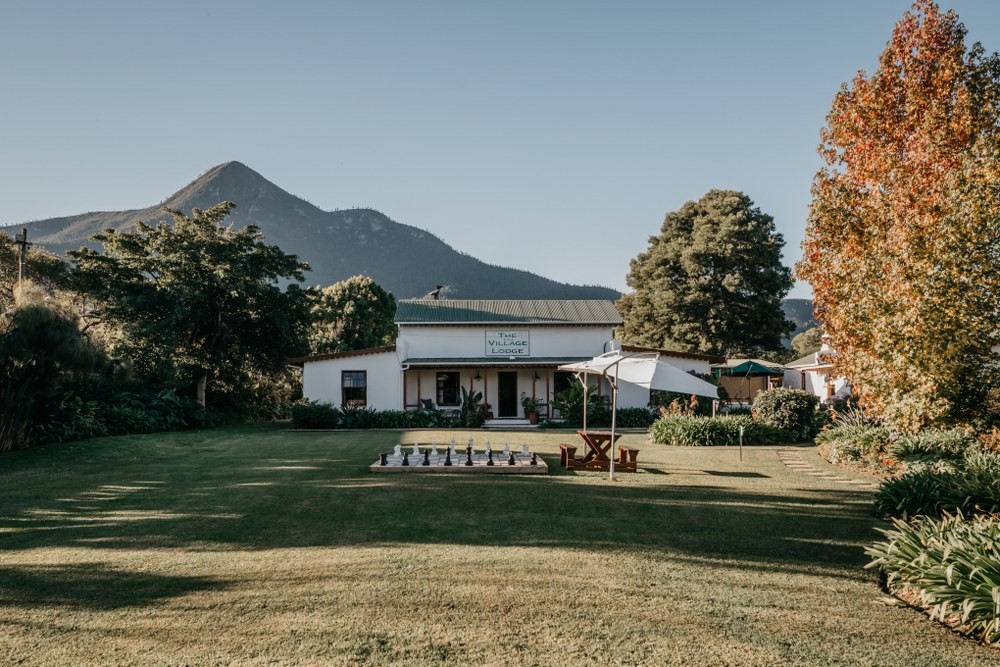the_village_lodge_front_garden_stormsriver_peak_background_1000x667