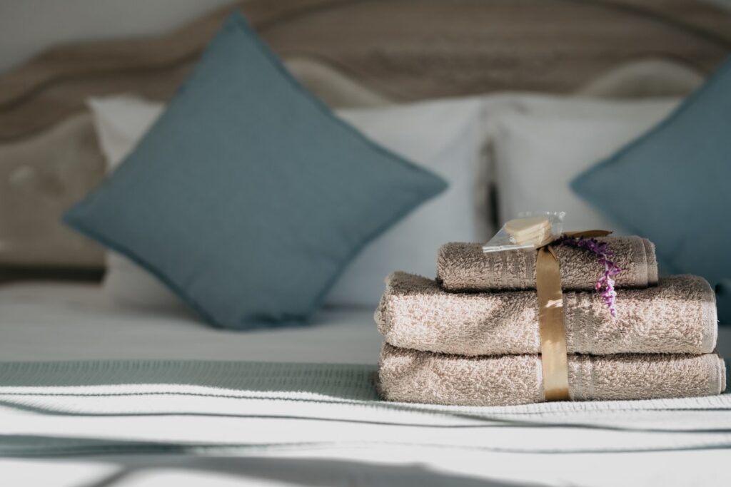 the_village_lodge_fynbos_king_bed_decor_1200x800