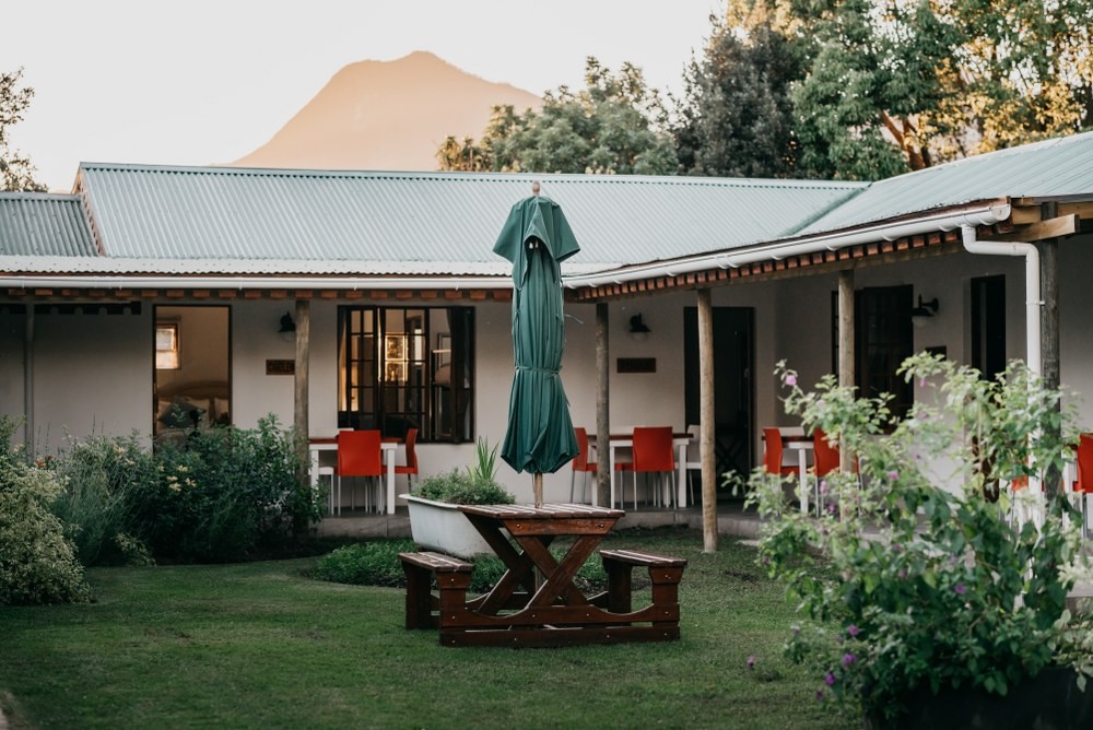 the_village_lodge_rooms_garden_1000x668