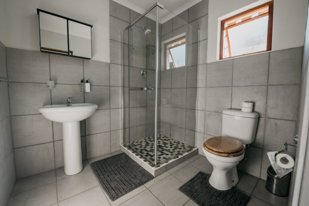 the_village_lodge_yellowwood_ensuite_bathroom_1200x800