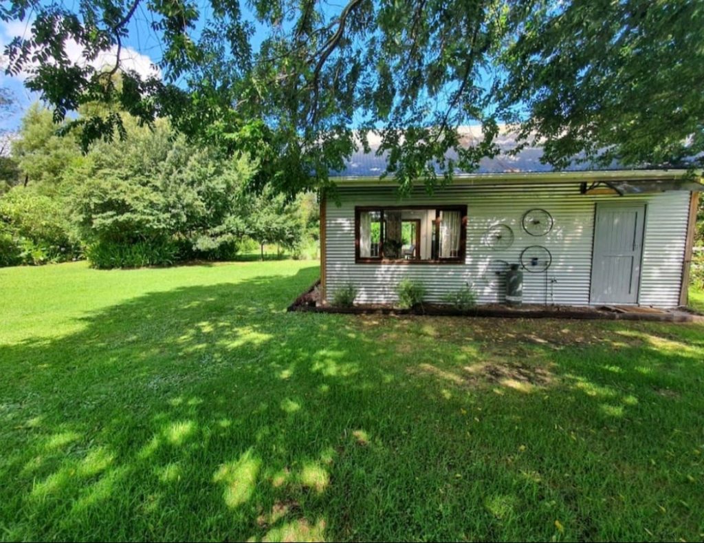 Beautiful garden cottage.14