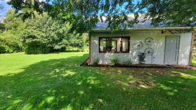 Beautiful garden cottage.14